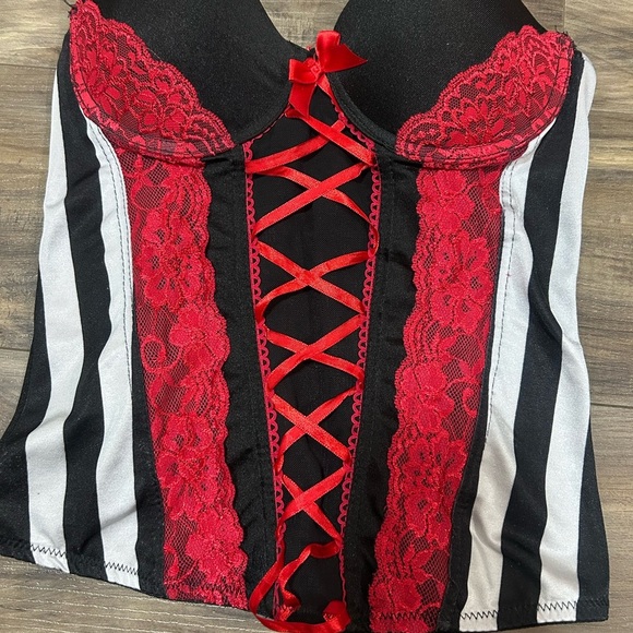 Halloween Black and Red Lace Corset - Picture 3 of 5